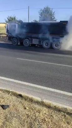 Elazığ’da, seyir halindeki kamyondan dumanlar yükseldi