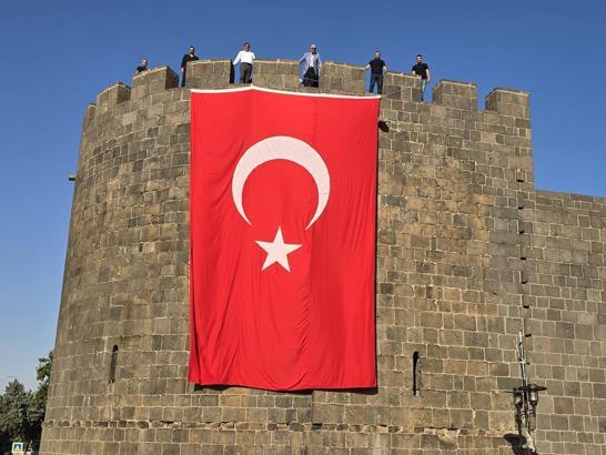 Diyarbakır surlarına Türk bayrakları asıldı