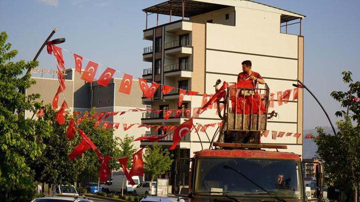Şırnak’ta sokaklara Türk bayrakları asıldı