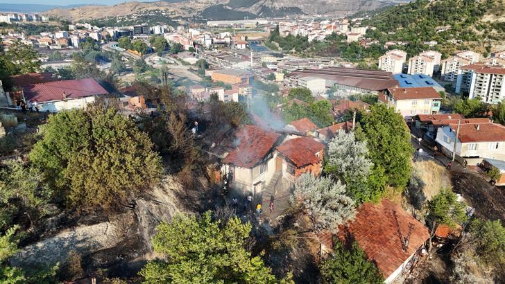Karabük’te çıkan yangında 2’si metruk 4 ev hasar gördü