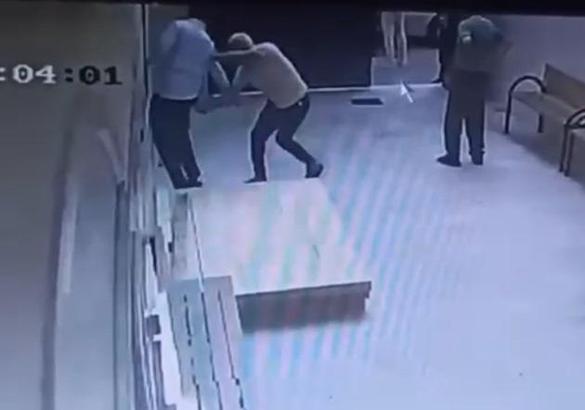 Cami avlusunda uyuşturucu içerken kendisini uyaran müezzini bıçakladı; olay anı kamerada