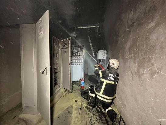 Mahsur kaldıkları asansörde dumandan etkilenen 1’i çocuk 5 kişiyi itfaiye kurtardı