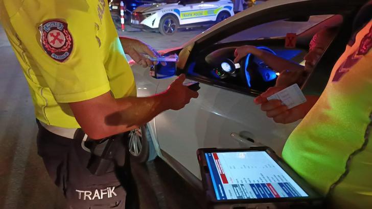 Adana'da yapılan trafik denetiminde 98 sürücüye 596 bin TL para cezası kesildi