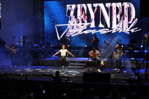 Nasreddin Hoca Şenliği'nde Zeynep Bastık sahne aldı