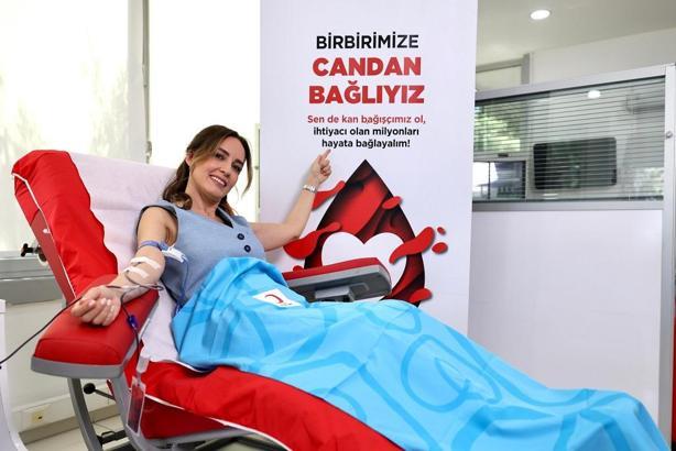 Ünlü isimler Kızılay’a kan verdi, Türkiye’ye çağrıda bulundu