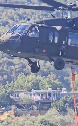 Yangına müdahale eden askeri helikopterin pilotu, kendisini selamlayan çocuğa el salladı