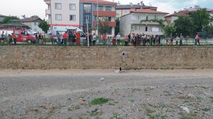 Kediyi kurtarmak isterken dere yatağına düşüp yaralandı; olay kamerada