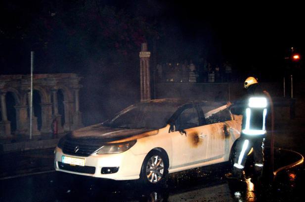 Otomobil seyir halinde yandı