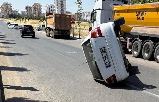 Kaldırıma çarpan otomobil yan yattı: 2 yaralı