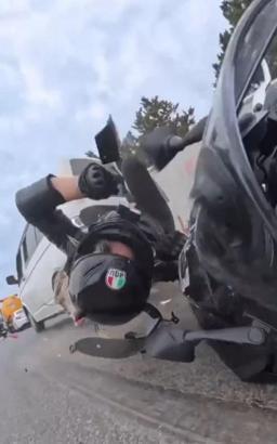 Motosikletin trafik ışıklarında bekleyen minibüse çarptığı kaza kamerada