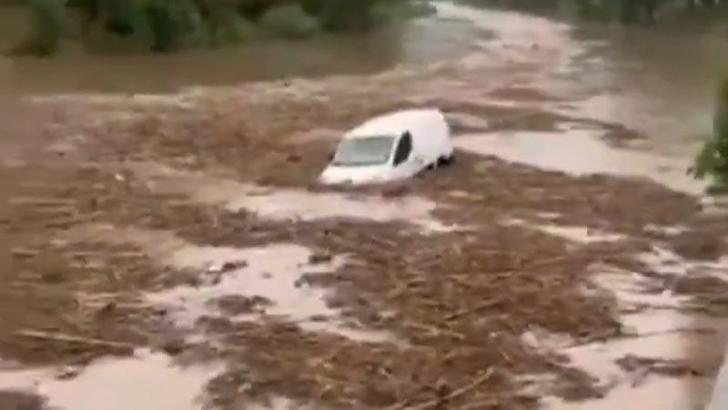 İspanya’da sel: Araçlar yollarda mahsur kaldı