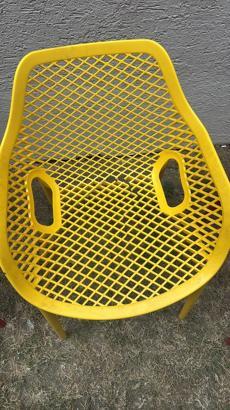 Spor kompleksinde sandalyeleri kıran 4 kişi, geri dönüp özür diledi