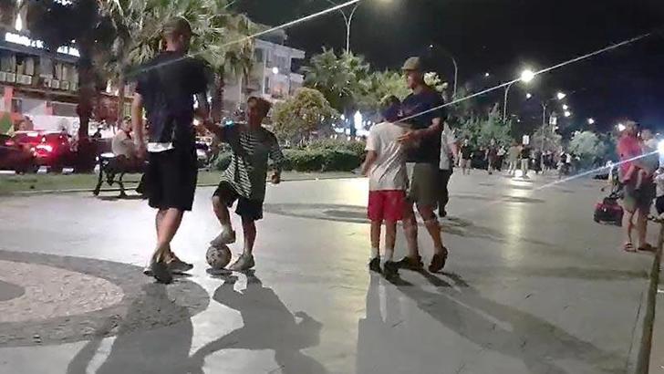 Samsunsporlu futbolcular çocuklarla futbol oynadı