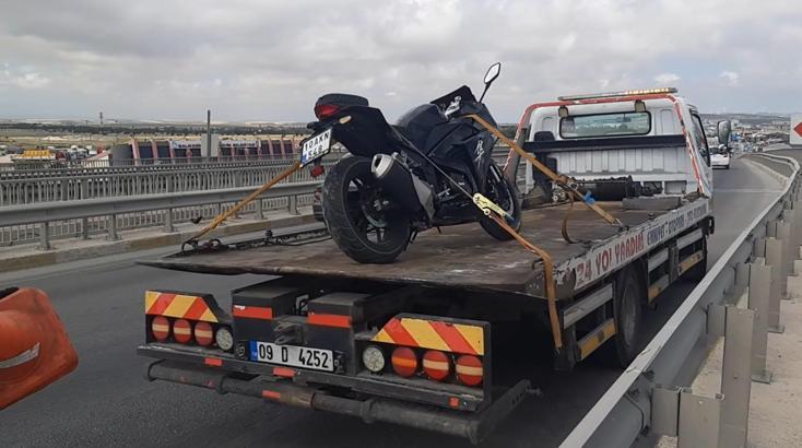 Bariyerlere çarpan motosikletin sürücüsü öldü