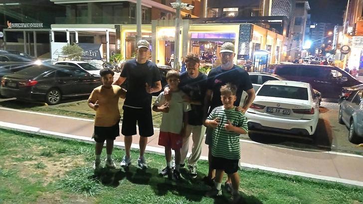 Samsunsporlu futbolcular çocuklarla futbol oynadı