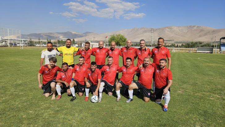 Niğde’de Ömer Halisdemir Masterler Futbol Turnuvası başladı