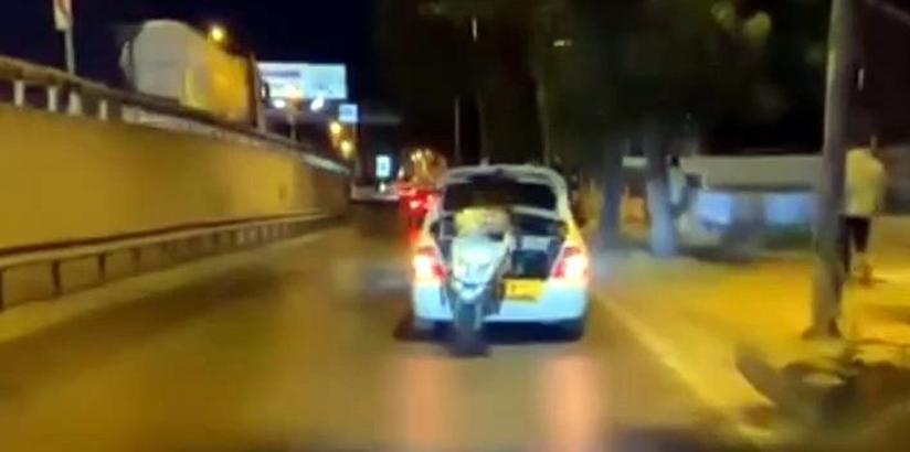 İstanbul- Avcılar’da motosikletin tehlikeli taşınma yöntemi kamerada
