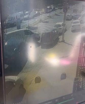 İstanbul- Sultangazi'de yasak noktadan 'U' dönüşü yapan hafif ticari araca otomobil çarptı: 2 yaralı