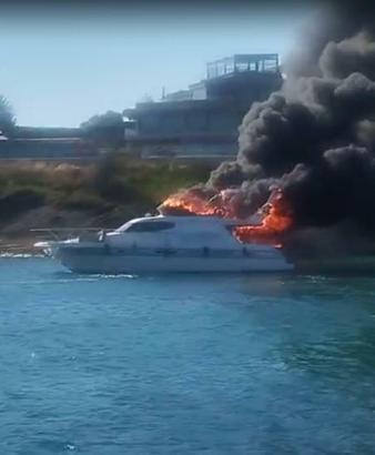 Çeşme'de marinada bağlı motoryat yandı; o anlar kamerada