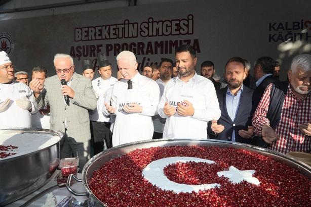 Kağıthane'de 20 binden fazla kişiye aşure ikram edildi