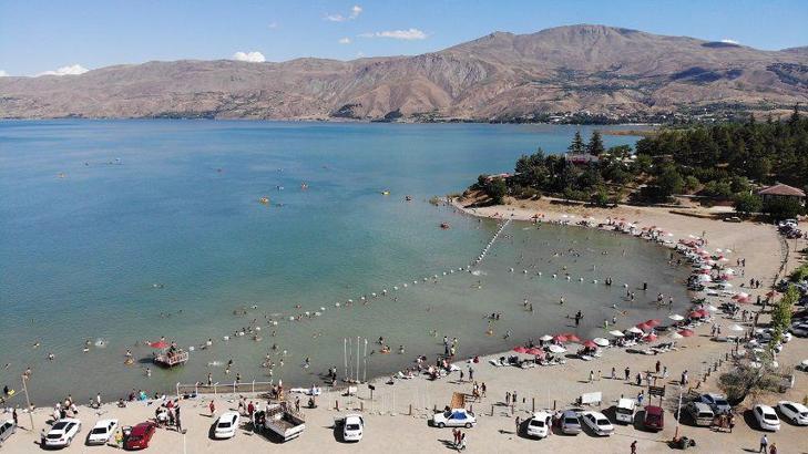 Yüzerken kalp krizi geçirip, öldü