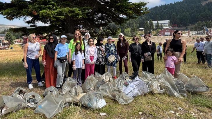Kayak öğretmenleri, Uludağ’da yangın riskini artıran atık camlar ile çöpleri topladı