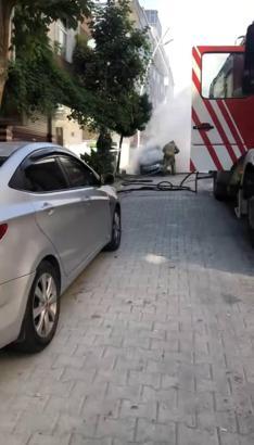 İstanbul- Sultangazi'de park halindeki otomobil alev alev yandı