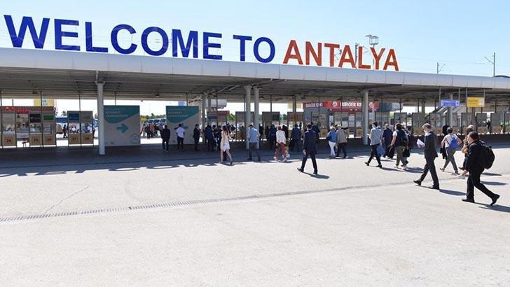 Antalya'ya 1 günde 100 bin yabancı turist geldi
