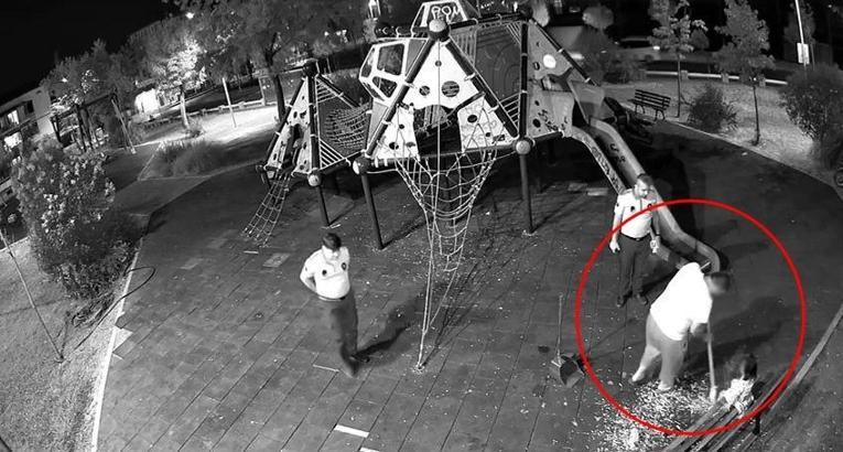 Zabıta gözetiminde yere attıkları çekirdek kabuklarını temizlediler