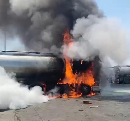 Şırnak’ta akaryakıt yüklü tanker, alev alev yandı