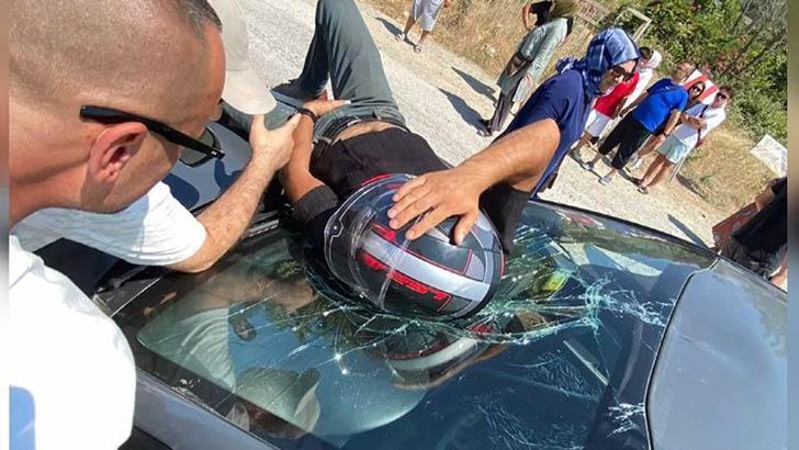 Otomobilin çarptığı motosikletin sürücüsü, düştüğü aracın üzerinde ambulans bekledi