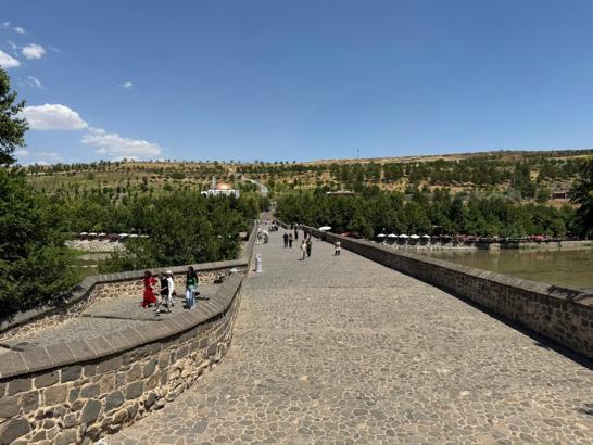 Diyarbakır’da hava sıcaklıkları 45 dereceyi geçti, tarihi mekanlar boş kaldı