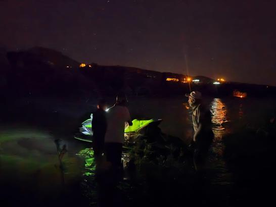 Suların yükselmesiyle oluşan adacıkta mahsur kalan 4 kişi, jet ski ile kurtarıldı