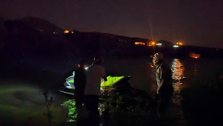 Suların yükselmesiyle oluşan adacıkta mahsur kalan 4 kişi, jet ski ile kurtarıldı