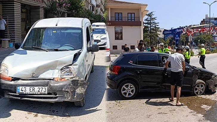 Otomobil ile hafif ticari araç kafa kafaya çarpıştı: 4 yaralı