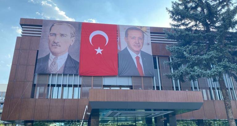 Büyükşehir Belediyesinden bayrak seferberliği