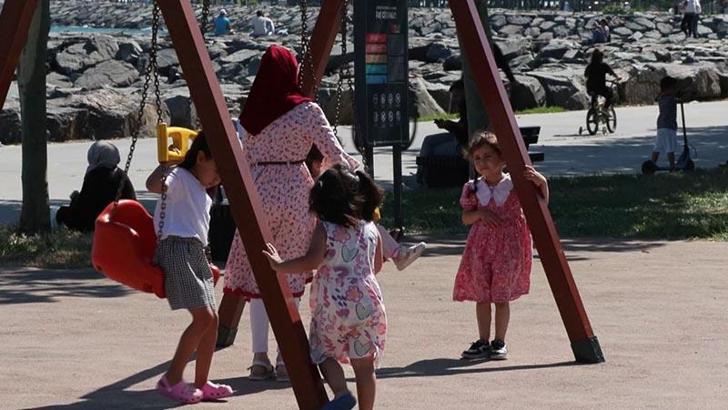 Sıcak havayı fırsat bilenler Avcılar Sahili'ne akın etti