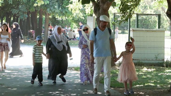 İstanbul- Sıcak havayı fırsat bilenler Avcılar Sahili'ne akın etti