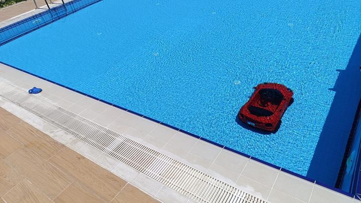 Akülü arabasıyla site havuzuna düşen çocuk, yoğun bakımda tedaviye alındı