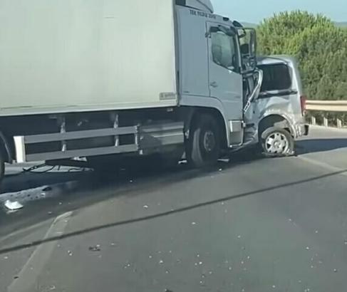 Karşı şeride geçip, TIR'la çarpışan hafif ticari aracın sürücüsü öldü