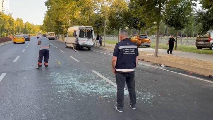 Küçükçekmece’de hafif ticari araç servis minibüsüne çarptı: 4 yaralı