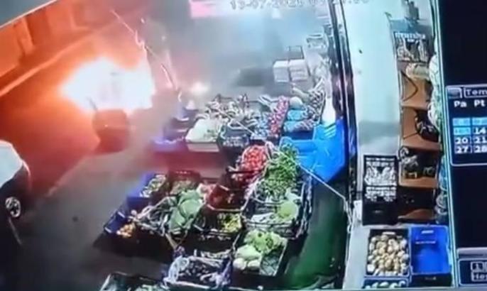 İstanbul - Küçükçekmece'de markete molotoflu saldırı kamerada