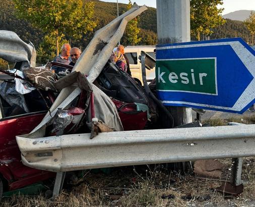 Bursa’da bariyerlere çarpan otomobilin sürücüsü öldü