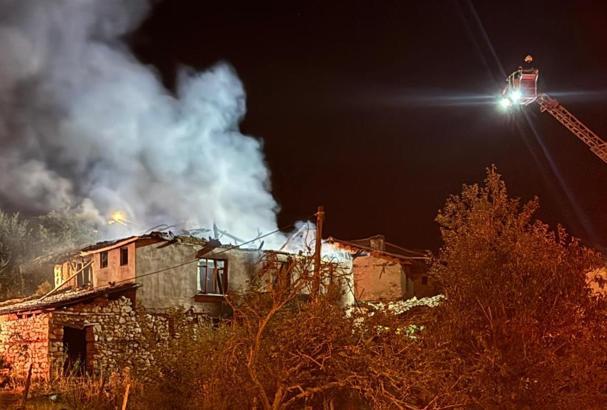 Bursa’da ahşap ev çıkan yangında küle döndü