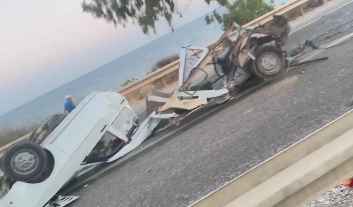 Bariyere çarpan otomobil, ikiye bölündü: 1 ölü, 1 yaralı