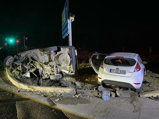 Çanakkale'de kavşakta otomobiller çarpıştı: 1'i ağır, 3 yaralı