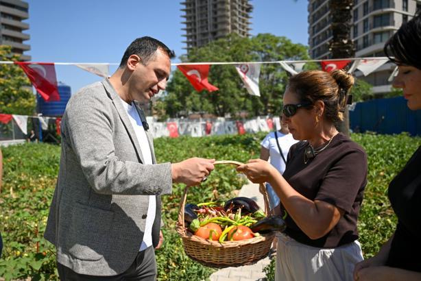 Bornova'da Kent Bostanları'nda hasat sevinci