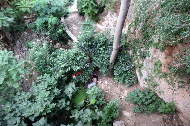 10 metreden düştü, itfaiye kurtardı