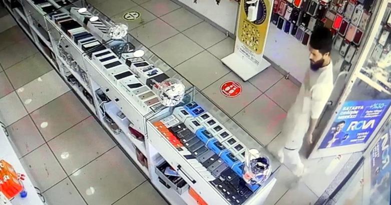 İstanbul- Avcılar'da 'telefonum çalındı' yalanıyla telefon hırsızlığı kamerada