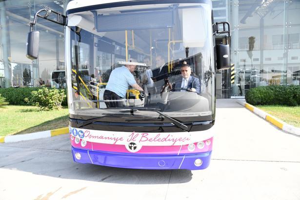 Osmaniye Belediyesi yeni otobüslerini teslim aldı